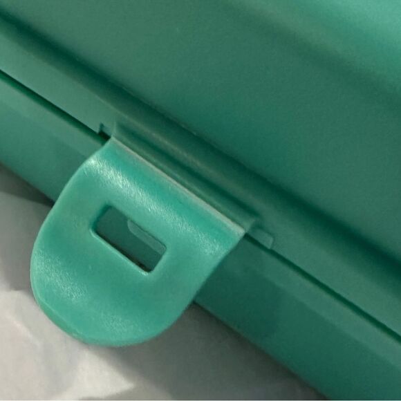 SUNNYLIFE BEACH/POOL FM AM AUX MP3 PLAYER WATER/SAND PROOF CASE MSRP $65 - Picture 8 of 8